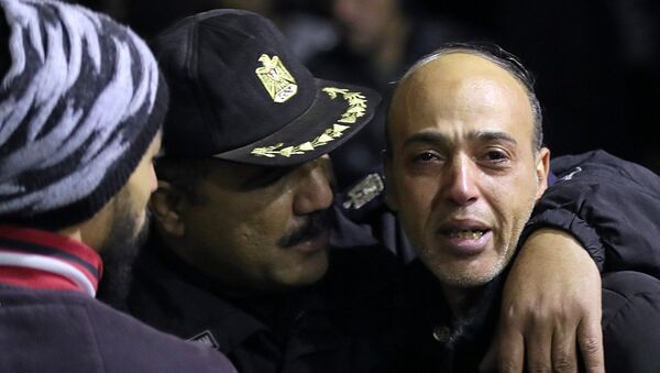 شرطي مصري يواسي مواطنا في موقع العملية الإرهابية في محيط الجامع الأزهر - سبوتنيك عربي
