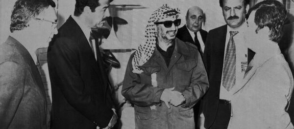 الرئيس العراقي السابق صدام حسين يحي القائد الفلسطيني الراحل ياسر عرفات، ورئيس منظمة التحرير الفلسطينية فتح، لدى وصوله بغداد، العراق 29 مارس/ آذار 1979 - سبوتنيك عربي