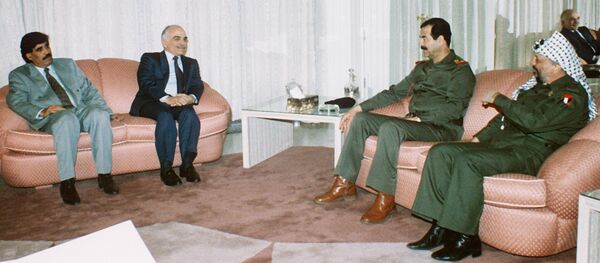 الرئيس العراقي السابق صدام حسين ورئيس منظمة التحرير الفلسطينية فتح والقائد الفلسطيني الراحل ياسر عرفات، وملك المملكة الأردنية الهاشمية الراحل الملك حسين، ونائب الرئيس اليمني علي سالم البيض في بغداد، العراق 8 ديسمبر/ كانون الأول 1990 الرئيس العراقي السابق صدام حسين ورئيس منظمة التحرير الفلسطينية فتح والقائد الفلسطيني الراحل ياسر عرفات، وملك المملكة الأردنية الهاشمية الراحل الملك حسين، ونائب الرئيس اليمني علي سالم البيض في بغداد، العراق 8 ديسمبر/ كانون الأول 1990 - سبوتنيك عربي