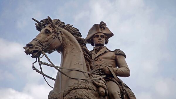 تمثال لجورج واشنطن على ظهر حصان خارج مبنى مبنى الكابيتول بولاية فرجينيا - سبوتنيك عربي