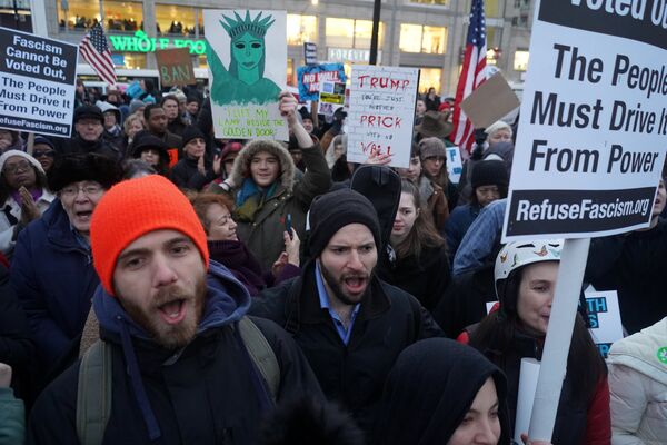 متظاهرون يحملون لافتات وهتافات خلال مظاهرة ضد الرئيس الأمريكي دونالد ترامب في يوم الرؤساء في ميدان يونيون  - سبوتنيك عربي