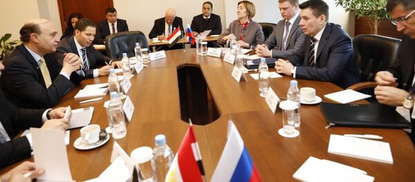 اجتماع رئيس هيئة قناة السويس مع الوفد الروسي للإعلان عن موعد تأسيس المنطقة الروسية في مصر - سبوتنيك عربي