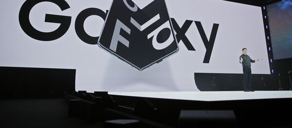 عرض هواتف سامسونغ غالاكسي فولد (Samsung Galaxy Fold) في سان فرانسيسكو، الولايات المتحدة 20 فبراير/ شباط 2019 عرض هواتف سامسونغ غالاكسي فولد (Samsung Galaxy Fold) في سان فرانسيسكو، الولايات المتحدة 20 فبراير/ شباط 2019 - سبوتنيك عربي