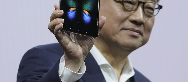 عرض هواتف سامسونغ غالاكسي فولد (Samsung Galaxy Fold) في سان فرانسيسكو، الولايات المتحدة 20 فبراير/ شباط 2019 - سبوتنيك عربي