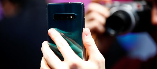 عرض هواتف سامسونغ غالاكسي فولد (Samsung Galaxy Fold) في سان فرانسيسكو، الولايات المتحدة 20 فبراير/ شباط 2019 - سبوتنيك عربي