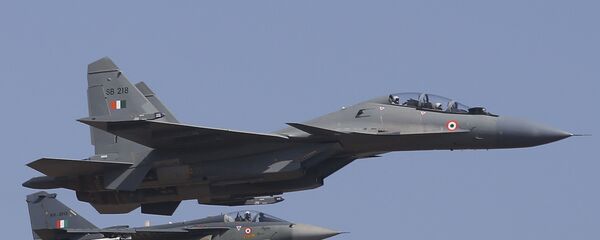 عرض جوي لطائرات سو-30 إم كا إي، من قبل فريق الطيران العسكري الهندي، المراسم الافتتاحية للمؤتمر والمعرض العسكري آيرو إنديا 2019 (Aero India 2019) في بنغالور، الهند 20 فبراير/ شباط 2019 - سبوتنيك عربي