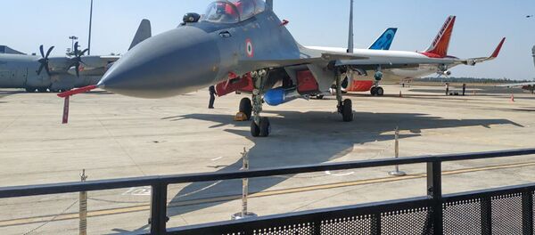 نموذج للصواريخ الجوالة المطورة بشراكة الهند وروسيا براهموس-إن جي (BrahMos-NG) المثبتة على القاذفة سو-30 إم كا إ (SU-30 MKI)، خلال المراسم الافتتاحية للمؤتمر والمعرض العسكري آيرو إنديا 2019 (Aero India 2019) في بنغالور، الهند 20 فبراير/ شباط 2019 - سبوتنيك عربي