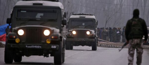 جنود هنود يقفون بالقرب من موقع الهجوم الانتحاري الذي وقع يوم الخميس في ليثبورورا جنود هنود يقفون بالقرب من موقع الهجوم الانتحاري الذي وقع يوم الخميس في ليثبورورا - سبوتنيك عربي