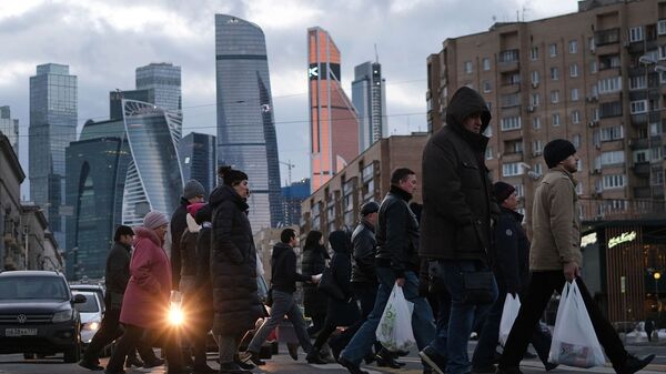مارة يعبرون شارع بولشايا دوروغوميلوفسكايا في موسكو - سبوتنيك عربي