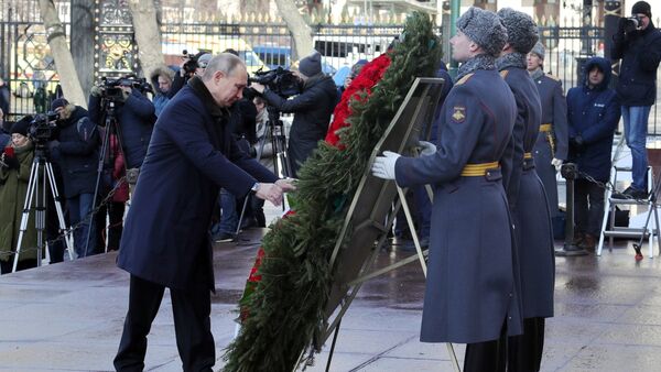 في عيد حماة الوطن...بوتين يضع إكليلا من الزهور على قبر الجندي المجهول - سبوتنيك عربي
