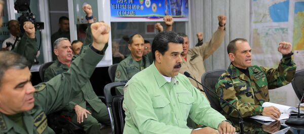 الرئيس الفنزويلي نيكولاس مادورو مع قادة الجيش في كاراكاس في 21 فبراير / شباط 2019 - سبوتنيك عربي