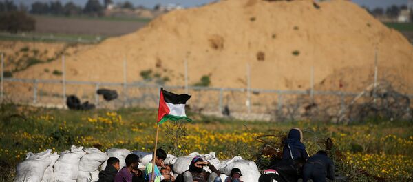 متظاهرون فلسطينيون قبالة الحدود بين غزة والاراضي المحتلة - سبوتنيك عربي