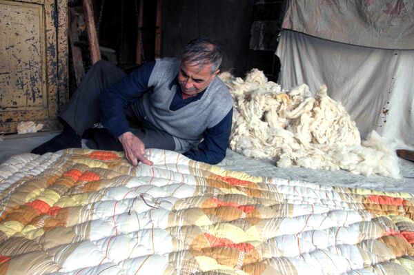 المنجّد... خازن أسرار الدمشقيين وكاشف كنوز الحموات والكنّات يستعيد حضوره خلال الحرب! المنجّد... خازن أسرار الدمشقيين وكاشف كنوز الحموات والكنّات يستعيد حضوره خلال الحرب! - سبوتنيك عربي