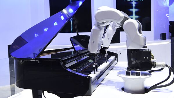 روبوت موسيقار (ZTE) يعزف على البيانو في معرض المؤتمر العالمي للموبايل 2019 في برشلونة، إسبانيا 25 فبراير/ شباط 2019 - سبوتنيك عربي