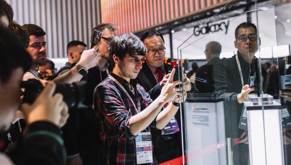 زائرو المعرض يقفون أمام جناج شركة هواوي (Huawei) في المؤتمر العالمي للموبايل 2019 في برشلونة، إسبانيا 25 فبراير/ شباط 2019 زائرو المعرض يقفون أمام جناج شركة هواوي (Huawei) في المؤتمر العالمي للموبايل 2019 في برشلونة، إسبانيا 25 فبراير/ شباط 2019 - سبوتنيك عربي