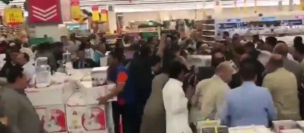 هجوم العشرات على متجر في الكويت - سبوتنيك عربي