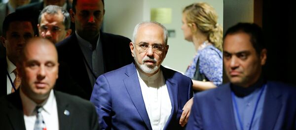 وزير الخارجية الإيراني محمد ظريف بعد حضور اجتماع الأطراف في الاتفاق النووي الإيراني خلال الدورة الثانية والستين للجمعية العامة للأمم المتحدة في مقر الأمم المتحدة في نيويورك - سبوتنيك عربي