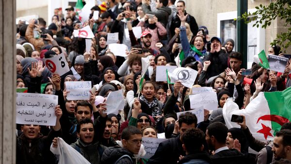 الطلاب المحتجون داخل حرم الجامعة ضد الرئيس عبد العزيز بوتفليقة - سبوتنيك عربي