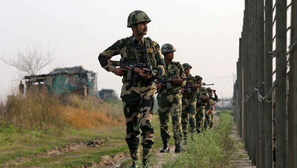 جنود قوات حرس الحدود الهندية يقومون بدوريات على طول الحدود مع باكستان - سبوتنيك عربي