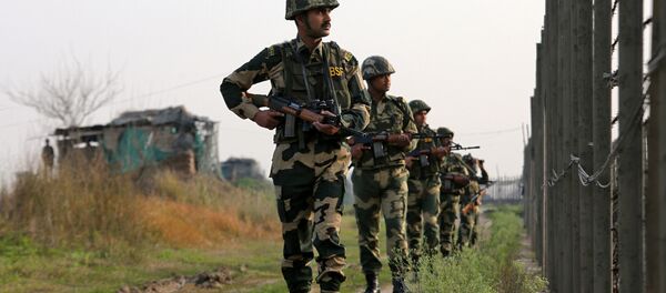جنود قوات حرس الحدود الهندية يقومون بدوريات على طول الحدود مع باكستان - سبوتنيك عربي