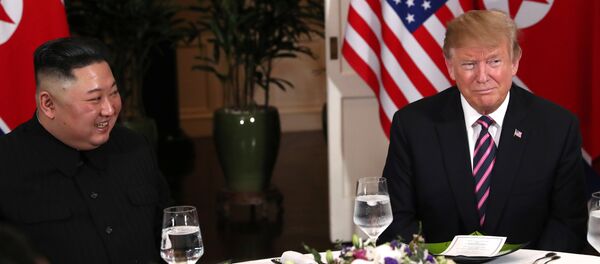 دونالد ترامب مع كيم جونغ أون - سبوتنيك عربي
