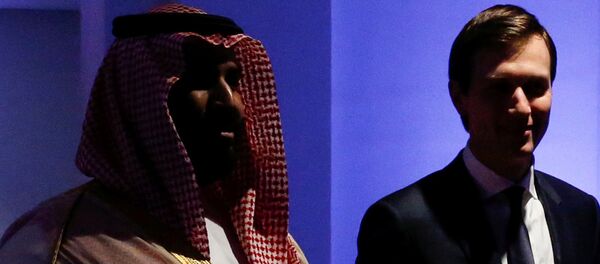 بن سلمان يرافق كوشنير كبير مستشاري البيت الأبيض في المركز العالمي لمكافحة الفكر المتطرف في الرياض بن سلمان يرافق كوشنير كبير مستشاري البيت الأبيض في المركز العالمي لمكافحة الفكر المتطرف في الرياض - سبوتنيك عربي