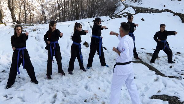 أعضاء نادي الكاراتيه كيوكوشن كاراتيه (Kikoshin Karate) خلال التدريبات في جبال السليمانية، العراق 22 فبراير/ شباط 2019 - سبوتنيك عربي