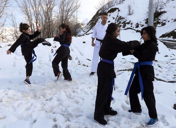 أعضاء نادي الكاراتيه كيوكوشن كاراتيه (Kikoshin Karate) خلال التدريبات في جبال السليمانية، العراق 27 فبراير/ شباط 2019 - سبوتنيك عربي