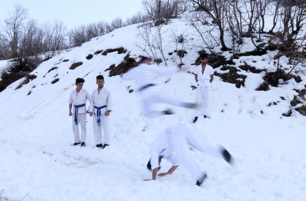 أعضاء نادي الكاراتيه كيوكوشن كاراتيه (Kikoshin Karate) خلال التدريبات في جبال السليمانية، العراق 27 فبراير/ شباط 2019 - سبوتنيك عربي