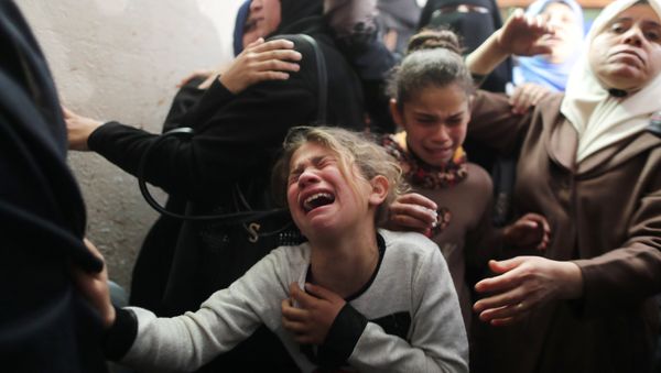أقارب الشاب الفلسطيني يوسف الصياح (15 عاما) يبكون خلال جنازته في مدينة غزة أقارب الشاب الفلسطيني يوسف الصياح (15 عاما) يبكون خلال جنازته في مدينة غزة - سبوتنيك عربي