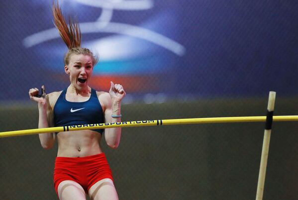 الروسية إرينا إفانوفا أثناء القفز بالزانة في إطار بطولة ألعاب القوى للسيدات روسكايا زيما - 2019 في موسكو - سبوتنيك عربي