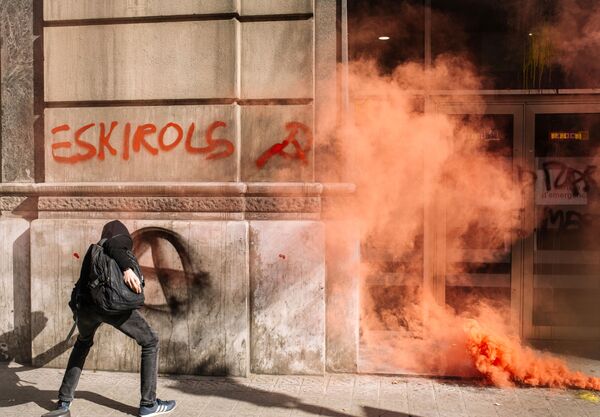 أحد المشاكرين في احتجاجات أنصار استقلال كتالونيا عن إسبانيا - سبوتنيك عربي