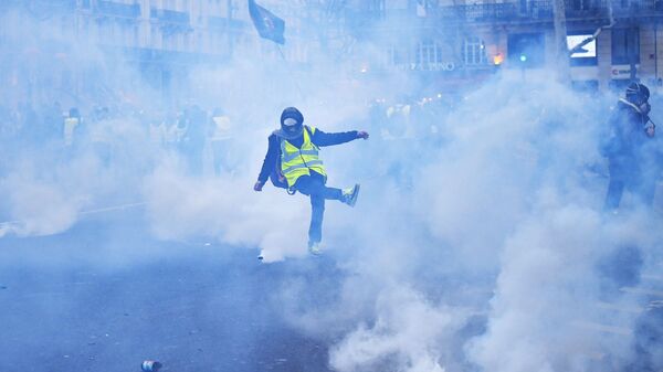  اشتباكات بين أعضاء الشرطة الفرنسية ومتظاهري مسيرة السترات الصفراء في باريس، التي تستمر منذ نوفمبر/ تشرين الثاني 2018 - سبوتنيك عربي