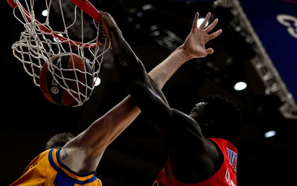 لاعبا كرة السلة: أوتيلو هانتر من نادي بي بي كا تس إس كا، موسكو (يمين)، و أوندرجي بالفين من نادي غراند كاناريا، إسبانيا (يسار)، خلال بطولة الدوري الأوروبي 2018/2019 - سبوتنيك عربي