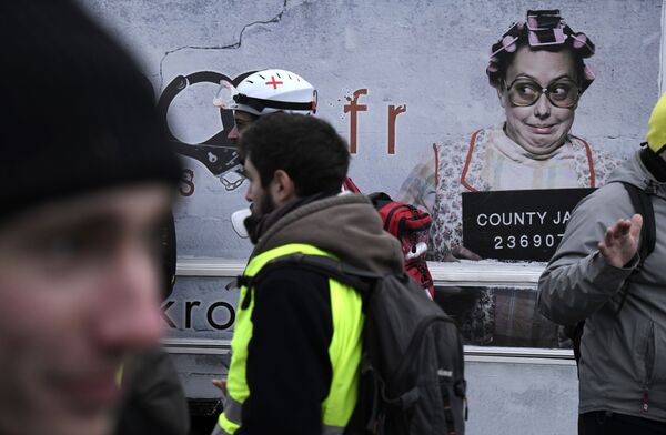 المشاركون في متظاهرات السترات الصفراء في باريس، التي تستمر منذ نوفمبر/ تشرين الثاني من العام الماضي 2018 - سبوتنيك عربي