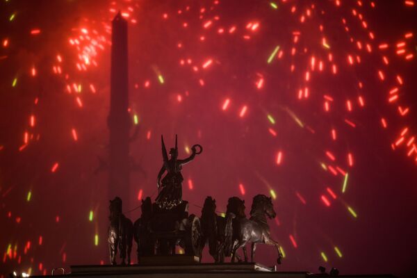 ألعاب نارية في حديقة النصر (بارك بوبيدي) في موسكو، بمناسبة عيد حماة الوطن، 23 فبراير/ شباط 2019 - سبوتنيك عربي