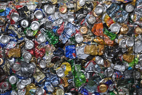 تخزين العلب المضغوطة في مصنع إعادة تدوير النفايات الصلبة في بلدة روشال، على بعد حوالي 140 كم شرق موسكو، روسيا - سبوتنيك عربي