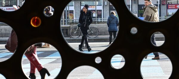 أشخاص يسيرون في مدينة جنيف، سويسرا أشخاص يسيرون في مدينة جنيف، سويسرا - سبوتنيك عربي