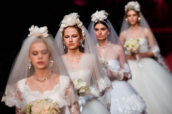 عرض أزياء لدار تصميم Dolce & Gabbana لمجموعة خريف/ شتاء 2019/2020 في ميلانو، إيطاليا 24 فبراير/ شباط 2019 - سبوتنيك عربي