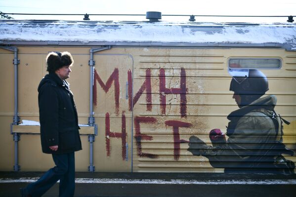 وصل قطار الانتصار السوري (سيرييسكي بيريلوم) إلى مدينة بيلغورود الروسية، ضمن جولته التي تشمل زيارة 60 مدينة روسية. من المخطط أن يتوقف القطار لمدة لا تزيد عن بضع ساعات، بحيث يمكنك التعرف على ما يحتويه من معرض غنائم الحرب السورية ضد الإرهاب. ومن المقرر أن يقطع القطار رحلته في غضون 75 يومًا قبل أن يعود إلى موسكو في 27 أبريل/ نيسان 2019 - سبوتنيك عربي