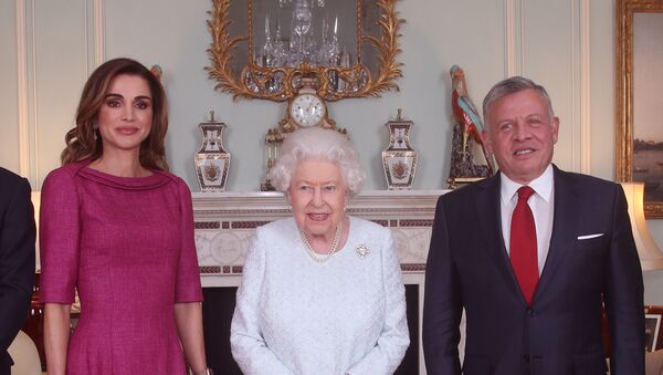 الملكة إليزابيث بين ملك الأردن الملك عبد الله الثاني وزوجته الملكة رانيا الملكة إليزابيث بين ملك الأردن الملك عبد الله الثاني وزوجته الملكة رانيا - سبوتنيك عربي