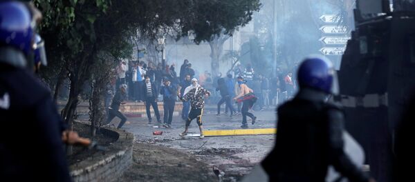 اشتباكات في مظاهرات الجزائر ضد ترشح عبد العزيز بوتفليقة اشتباكات في مظاهرات الجزائر ضد ترشح عبد العزيز بوتفليقة - سبوتنيك عربي