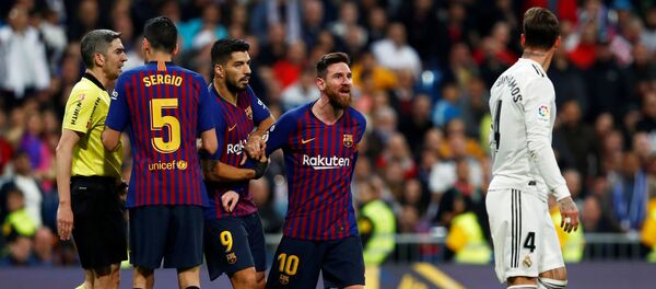 شجار ميسي و راموس خلال مباراة ريال مدريد وبرشلونة في كلاسيكو الأرض - سبوتنيك عربي