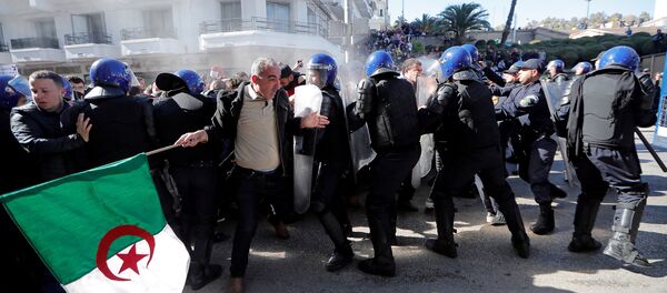 احتجاجات ضد ترشح بوتفليقة في الجزائر - سبوتنيك عربي