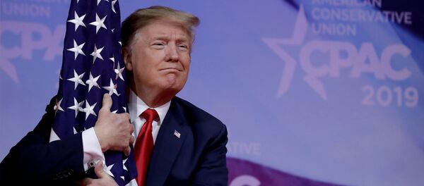 ترامب يحتضن العلم الأمريكي - سبوتنيك عربي