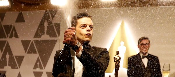 بطل فيلم بوهيميان رابسودي رامي مالك يحتفل بفوزه بجائزة أوسكار بفتحه زجاجة شمبانيا - سبوتنيك عربي