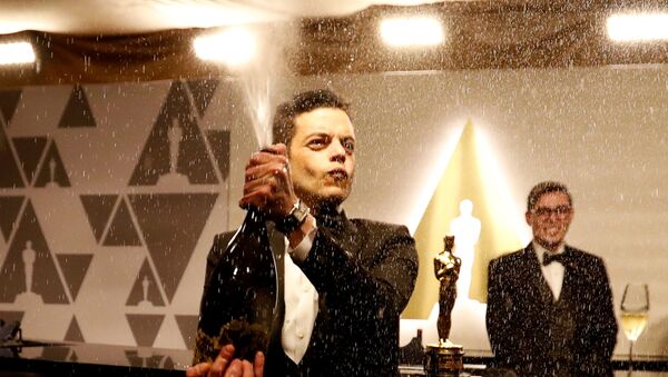 بطل فيلم بوهيميان رابسودي رامي مالك يحتفل بفوزه بجائزة أوسكار بفتحه زجاجة شمبانيا - سبوتنيك عربي
