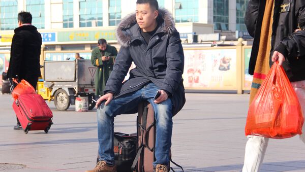 مواطن صيني أمام مطار بكين الدولي الجديد - سبوتنيك عربي
