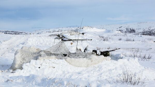 الجيش الروسي - المناورات التكتيكية التدريب العملي لضباط قوات المشاة والساحل للأسطول الشمالي التابع لروسيا الاتحادية، في إطار تطوير العمليات القتالية في منطقة القطب الشمالي في الميدان العسكري شاري في منطقة مورمانسك الروسية - سبوتنيك عربي