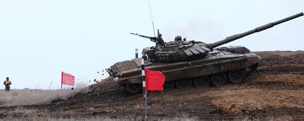 الجيش الروسي - سباق الدبابات (بياتلون الدبابات) في الميدان العسكري برودبوي في منطقة فولوغورودسك الروسية - سبوتنيك عربي